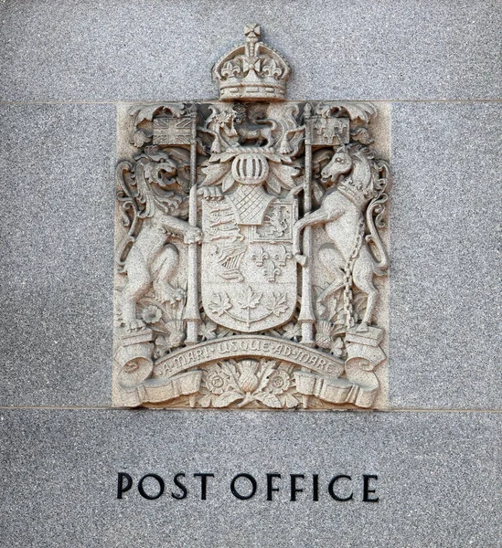 彫刻のある歴史的郵便局 — ストック写真