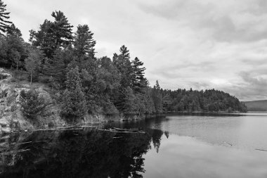 1926 ve 1932 yılları arasında inşa edilen Paugan Barajı 'ndaki manzara, Low Barajı' nın birçok yönünü değiştirdi..