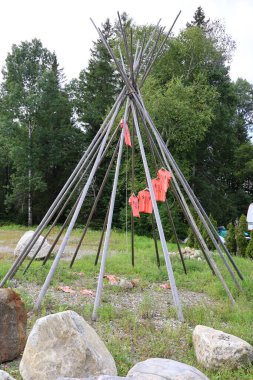 MANIWAKI QUEBEC CANADA - 08 18 2021: Cesetleri toplu bir mezarda bulunan yerli çocukların hayatlarını onurlandırmak için turuncu tişörtlü anma