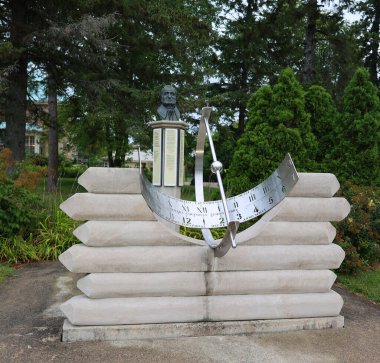 MonTEBELLO QUEBEC CANADA - 08 19 2021: Güneş saati (modern kullanımda sivil zaman olarak adlandırılır) güneşin gökyüzündeki görünür konumu ile güneş ışığının olduğu zamanı gösteren bir aygıttır..