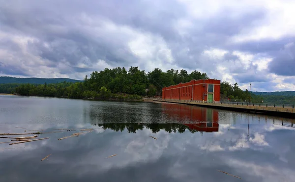 Low Quebec Canada 2021 Paesaggio Alla Diga Paugan Costruito Tra — Foto Stock