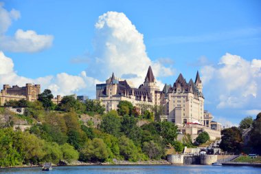 Nehir kıyısında güzel bir kale