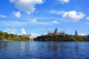 OTTAWA ONTARIO CANADA - 08 22 2021 Kanada 150. yıldönümü kutlamaları münasebetiyle, Ottawa Parliament Hills Centre Block büyük ölçekli bir restorasyon ve modernizasyon projesi için kapatılacak.