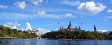 OTTAWA ONTARIO CANADA - 08 22 2021 Kanada 150. yıldönümü kutlamaları münasebetiyle, Ottawa Parliament Hills Centre Block büyük ölçekli bir restorasyon ve modernizasyon projesi için kapatılacak.
