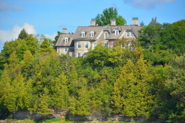 OTTAWA ONTARIO CANADA - 08 22 22 2021: 24 Sussex Drive, başlangıçta Gorffwysfa olarak adlandırılan ve genellikle 24 Sussex olarak adlandırılan Kanada Başbakanı 'nın resmi ikamet yeridir.