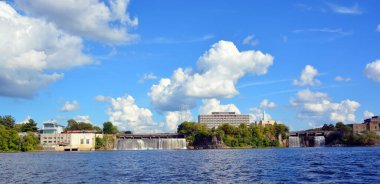 Kanada 'da şelaleli büyük baraj