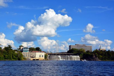 Kanada 'da şelaleli büyük baraj