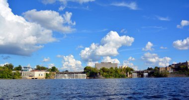 Kanada 'da şelaleli büyük baraj