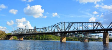 OTTAWA ONTARIO CANADA - 08 22 2021: Kraliyet Alexandra Eyaletler Arası Köprüsü veya Alexandra Köprüsü, Kanada parlamentosunun arka planında yer alan çelik kiriş kantilever köprüdür.