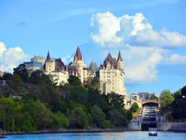 Dağ tepesinde güzel bir kale