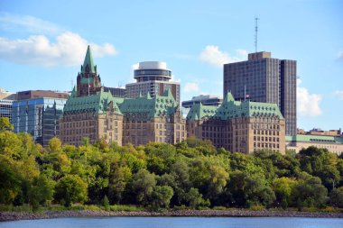 Nehir kıyısındaki Kanada şehri