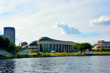 Nehir kıyısındaki modern bina