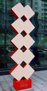 MONTREAL QUEBEC CANADA - 09 07 2021: Montreal Merkez Hastanesi 'nin (CHUM) önüne monte edilen, 1642 yılından günümüze kadar şehirdeki dört sağlık kurumunun hikayesini anlatıyor.