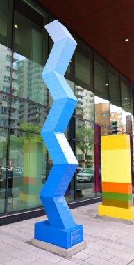 MONTREAL QUEBEC CANADA - 09 07 2021: Montreal Merkez Hastanesi 'nin (CHUM) önüne monte edilen, 1642 yılından günümüze kadar şehirdeki dört sağlık kurumunun hikayesini anlatıyor.