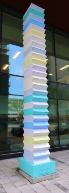 MONTREAL QUEBEC CANADA - 09 07 2021: Montreal Merkez Hastanesi 'nin (CHUM) önüne monte edilen, 1642 yılından günümüze kadar şehirdeki dört sağlık kurumunun hikayesini anlatıyor.