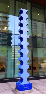 MONTREAL QUEBEC CANADA - 09 07 2021: Montreal Merkez Hastanesi 'nin (CHUM) önüne monte edilen, 1642 yılından günümüze kadar şehirdeki dört sağlık kurumunun hikayesini anlatıyor.