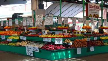 MONTREAL QUEBEC CANADA - 07 09 2021: Fruits stand at the Atwater Market Montreal, Quebec, Kanada 'nın Saint-Henri bölgesinde yer alan bir pazar salonudur..