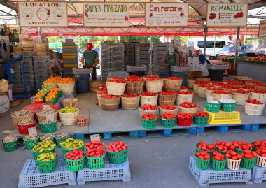 Pazarda farklı meyve ve sebze türleri
