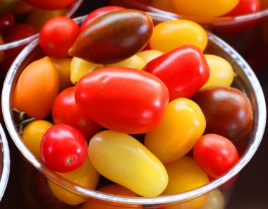 Çiftçi pazarında sergilenen aile yadigarı küçük domatesler, Montreal, Quebec, Kanada 