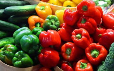 Taze sarı, turuncu, yeşil ve kırmızı organik biber biber yerel farmer's market departman mağaza satışa ekranda. 