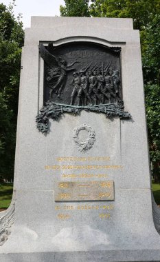 MONTREAL QUEBEC CANADA - 09 07 2021: Anıt aux braves de Notre-Dame-de-Grace, savaşta ölen askerlerin kurbanlarını onurlandırdı. Cenotaph 'a bronz bir plaka yapıştırılmış. 