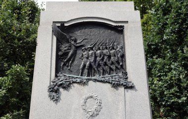 MONTREAL QUEBEC CANADA - 09 07 2021: Anıt aux braves de Notre-Dame-de-Grace, savaşta ölen askerlerin kurbanlarını onurlandırdı. Cenotaph 'a bronz bir plaka yapıştırılmış.