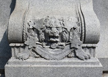 MONTREAL QUEBEC CANADA - 09 07 2021: Anıt aux braves de Notre-Dame-de-Grace, savaşta ölen askerlerin kurbanlarını onurlandırdı. Cenotaph 'a bronz bir plaka yapıştırılmış.