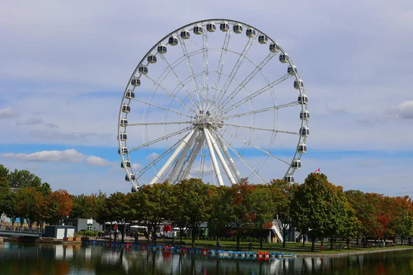 MONTREAL CANADA - 05: 20: La Grande Roue de Montreal Kanada 'nın en yüksek dönme dolap size şehri ve çevresini 60 metre havadan görme imkanı verir.