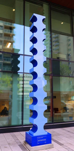 MONTREAL QUEBEC CANADA - 09 07 2021: Montreal Merkez Hastanesi 'nin (CHUM) önüne monte edilen, 1642 yılından günümüze kadar şehirdeki dört sağlık kurumunun hikayesini anlatıyor.