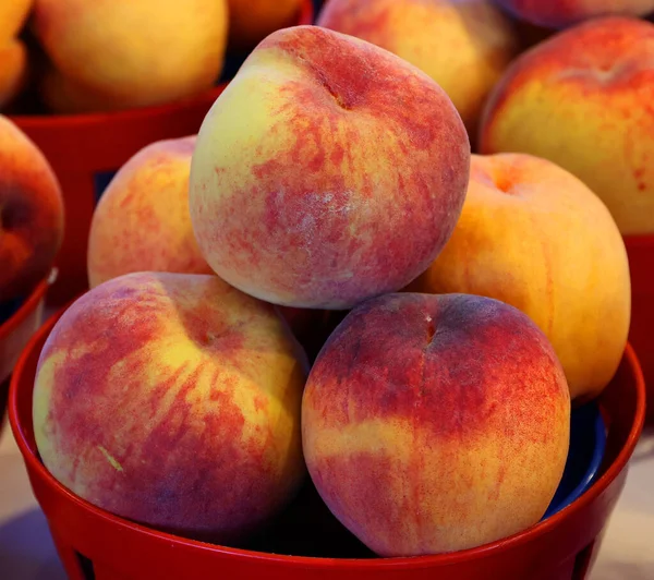Saftige Pfirsiche Eine Menge Pfirsiche Haufen Pfirsiche Sommer Tablett Markt — Stockfoto