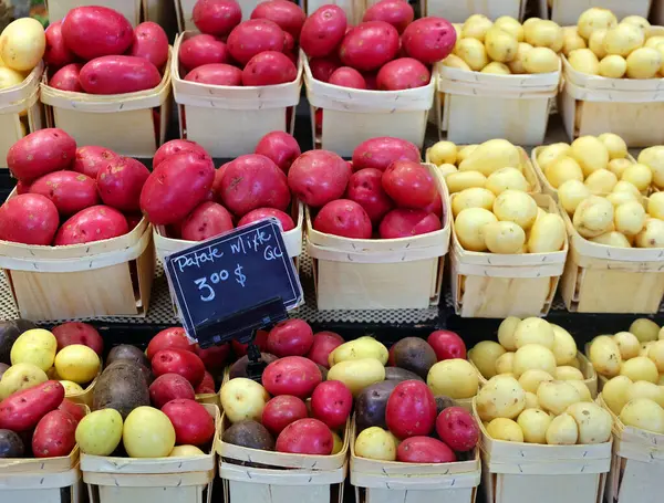 Patatas Ecológicas Coloridas Mercado —  Fotos de Stock