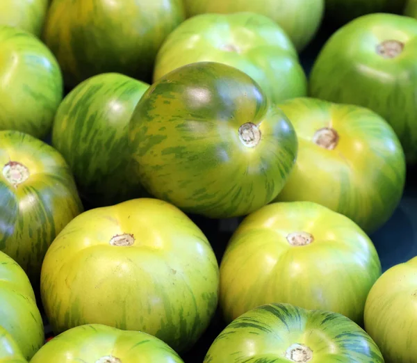 Φρέσκες Πράσινες Ντομάτες Στην Αγορά — Φωτογραφία Αρχείου