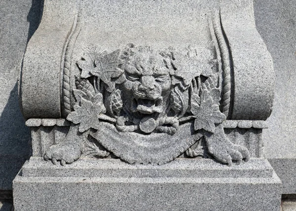 MONTREAL QUEBEC CANADA - 09 07 2021: Anıt aux braves de Notre-Dame-de-Grace, savaşta ölen askerlerin kurbanlarını onurlandırdı. Cenotaph 'a bronz bir plaka yapıştırılmış.