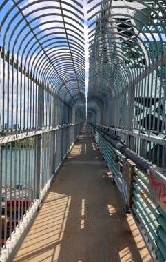 MONTREAL İbne Kanada - 09 07 2021: kendini öldürmeye karşı çitler. Montreal 'de İntihar Önleme Stratejisi Olarak Köprü Bariyerinin Kurulması