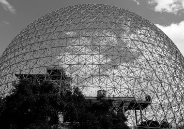 MONTREAL, CANADA - 09 07 2021: Biyosfer Montreal 'de çevreye adanmış bir müzedir. 1967 Dünya Fuarı için ABD 'nin eski pavyonunda bulunan Parc Jean-Drapeau, Expo 67.