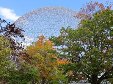 MONTREAL, CANADA - 09 07 2021: Biyosfer Montreal 'de çevreye adanmış bir müzedir. 1967 Dünya Fuarı için ABD 'nin eski pavyonunda bulunan Parc Jean-Drapeau, Expo 67.