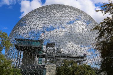 MONTREAL, CANADA - 09 07 2021: Biyosfer Montreal 'de çevreye adanmış bir müzedir. 1967 Dünya Fuarı için ABD 'nin eski pavyonunda bulunan Parc Jean-Drapeau, Expo 67.