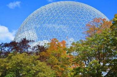 MONTREAL CANADA - 09 07 2021: Biyosfer Montreal 'de çevreye adanmış bir müzedir. 1967 Dünya Fuarı için ABD 'nin eski pavyonunda bulunan Parc Jean-Drapeau, Expo 67.