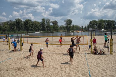 Voleybol turnuvasında voleybol oynayan sporcular