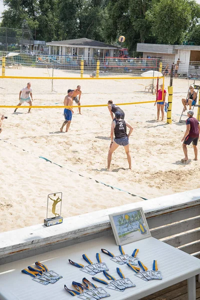 Plaj voleybol takımları madalya ve kupa için düzenlenen bir voleybol turnuvasında çarpışıyorlar.