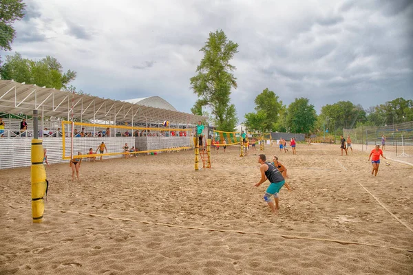 Plaj voleybol takımı topu kabul etmeye hazır.