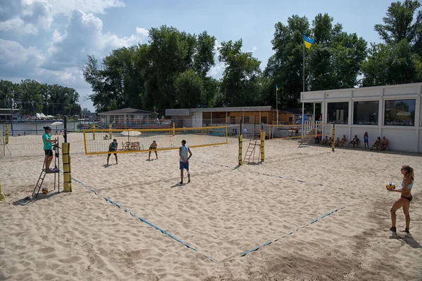 Seksi bir kız voleybol oynamak üzere ve partneri ona bir kombinasyon gösteriyor.