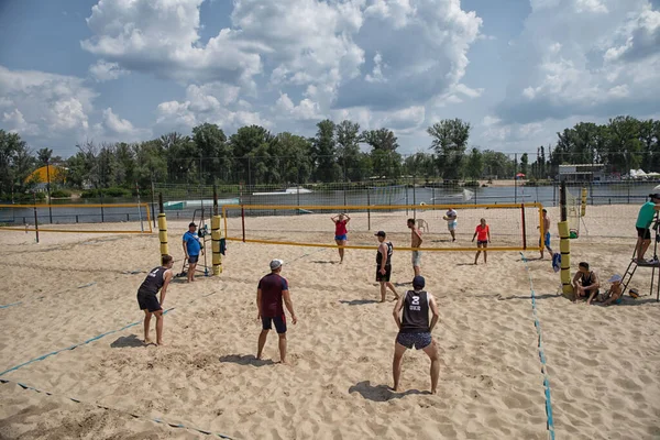 Voleybol turnuvasında 2 voleybol takımı birbiriyle çarpışıyor.