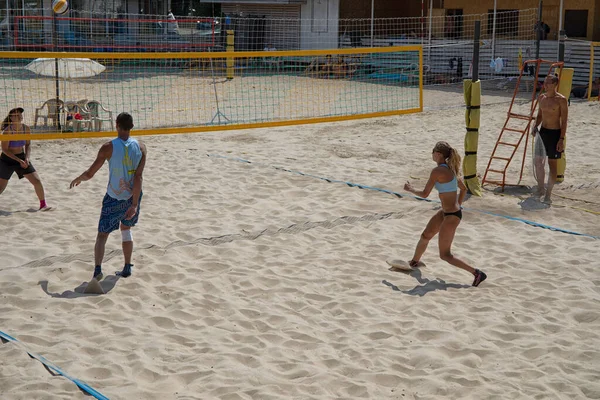 Uma Equipe Vôlei Praia Está Jogando Torneio Vôlei — Fotografia de Stock