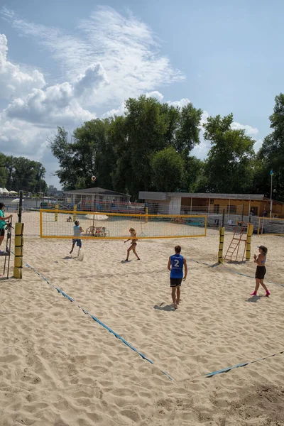 Resmi voleybol turnuvasında plaj voleybolu oynayan sporcular.