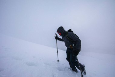 Kış dağlarındaki insanlar