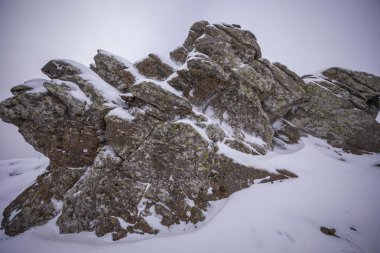 Karlı kış manzarası - tepeler ve kayalar.