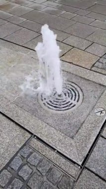 Salzburg 'un yaya bölgesinde küçük bir çeşme.