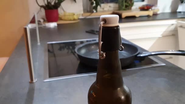 Apertura Bottiglia Fredda Birra Con Vapore Spray Primo Piano — Video Stock