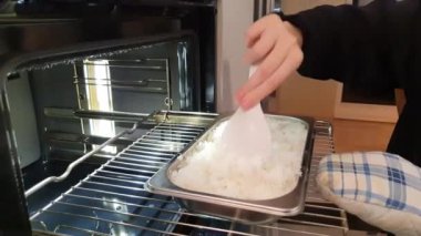  Pirinci buhar fırınından çıkar.